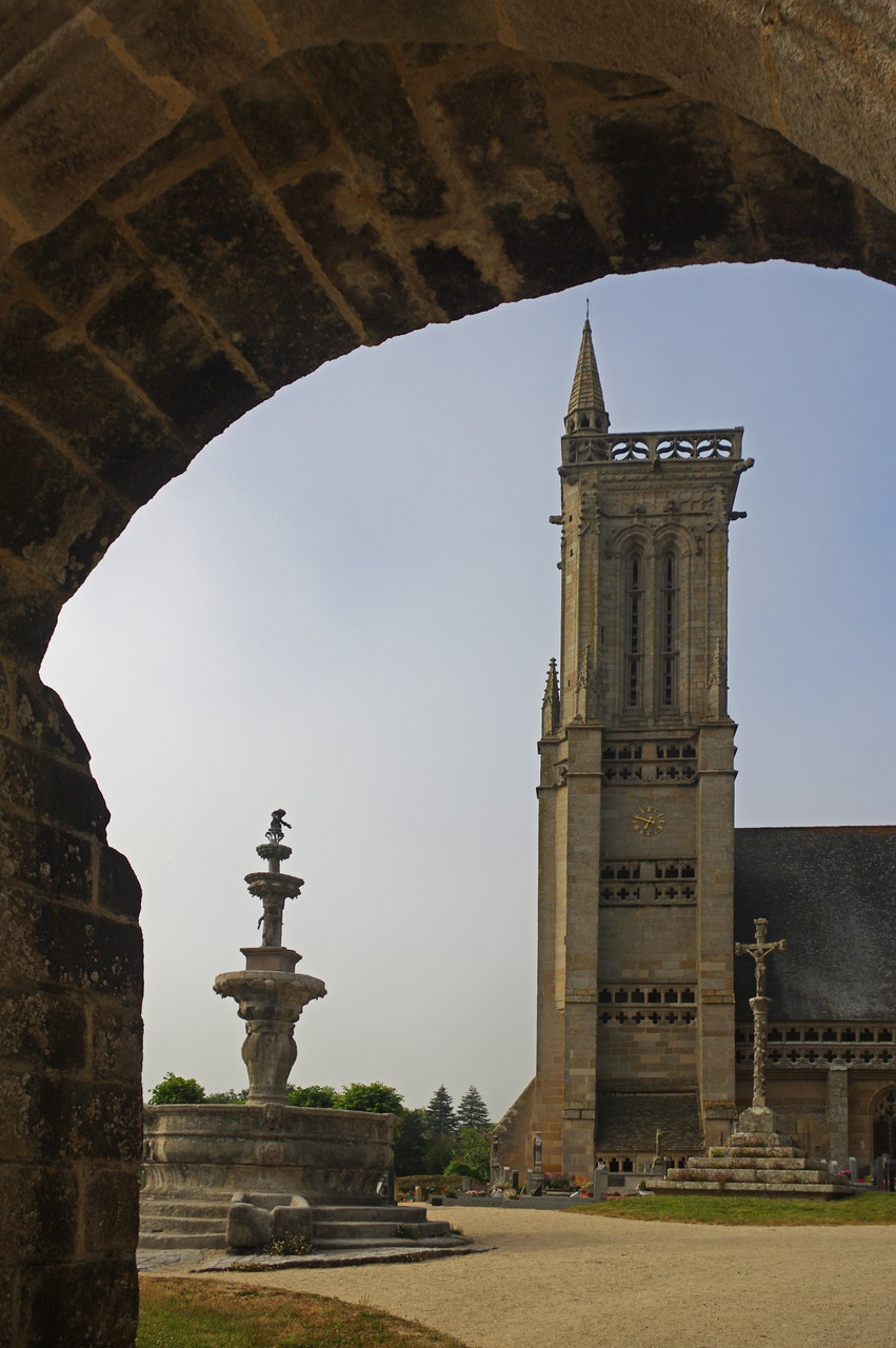 IMGP8488_Eglise_de_St-Jean_du_Doigt.JPG